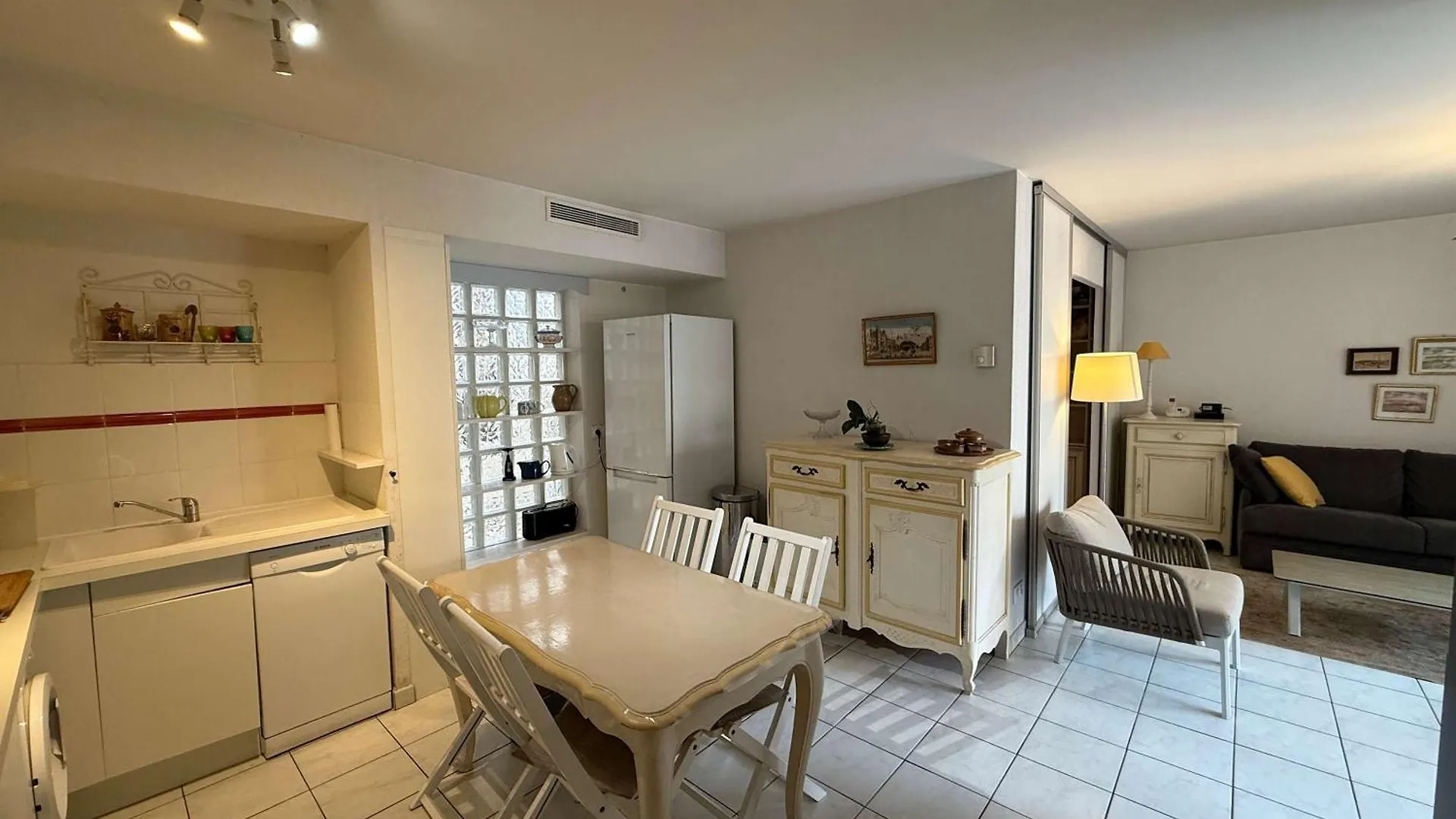 B051-Bel Appartement Au Centre Deux Chambres Et Parking Securise 칸느 아파트