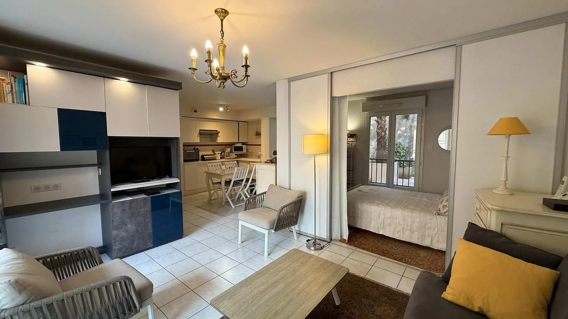 B051-Bel Appartement Au Centre Deux Chambres Et Parking Securise Cannes 0*,
