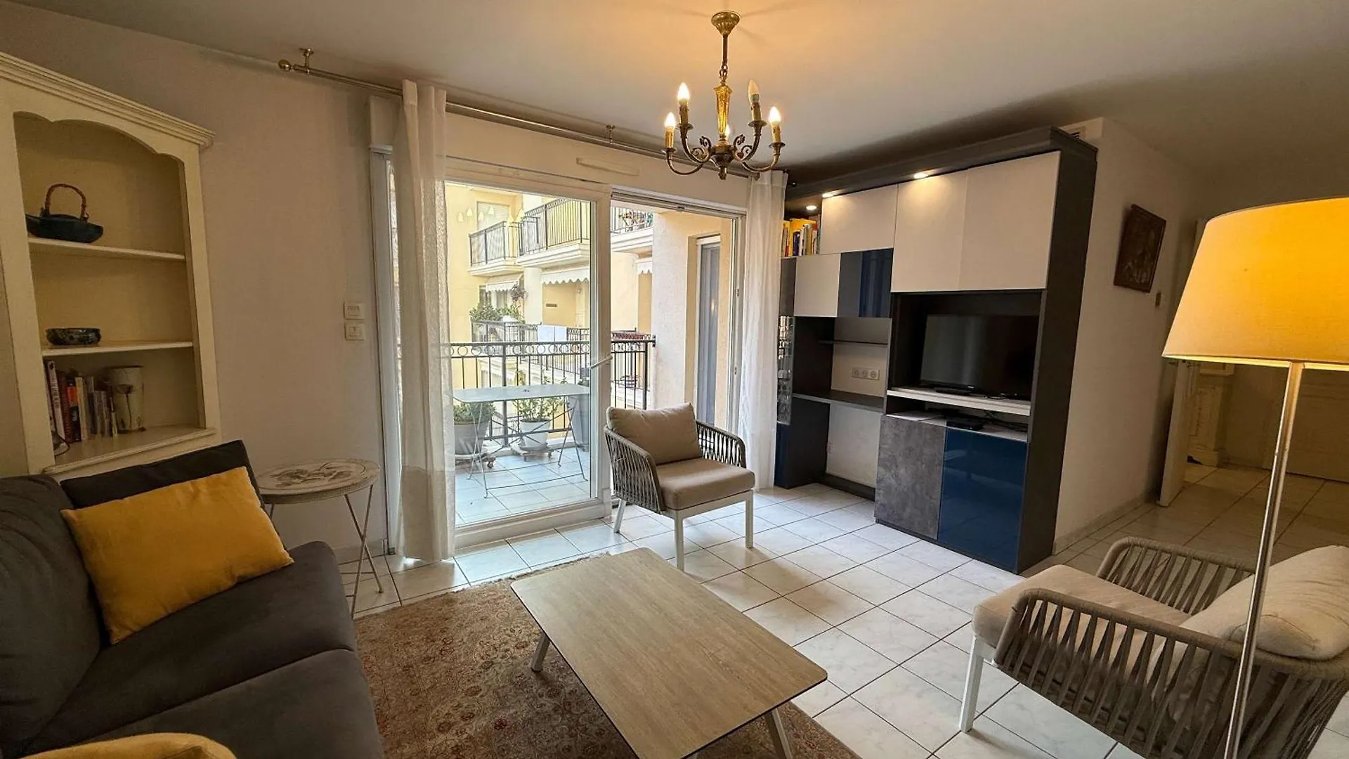 B051-Bel Appartement Au Centre Deux Chambres Et Parking Securise Cannes
